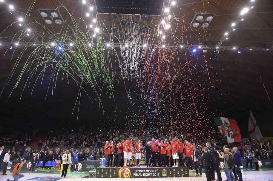  Milano si aggiudica la Final Eight di Coppa Italia di basket, svoltasi a Rimini. In finale l&#39;Olimpia ha battuto Sassari 84-74.